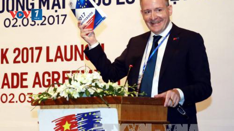 Hiệp hội doanh nghiệp Châu Âu tại Việt Nam công bố sách trắng 2017, trong đó nhấn mạnh Việt Nam vẫn là điểm đến hấp dẫn của các nhà đầu tư (Thời sự đêm 2/3/2017)
