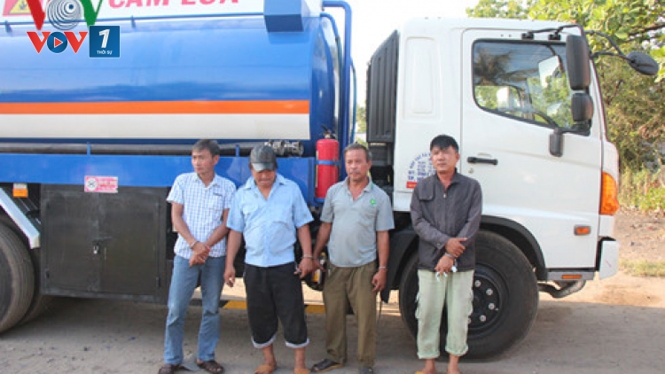 Triệt phá đường dây rút ruột dầu máy bay ở thành phố Hồ Chí Minh (Thời sự đêm 9/3/2017)