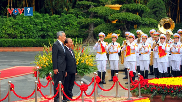 Thủ tướng Chính phủ Nguyễn Xuân Phúc chủ trì lễ đón chính thức Thủ tướng Singapore Lý Hiển Long thăm Việt Nam (Thời sự trưa 23/3/2017)