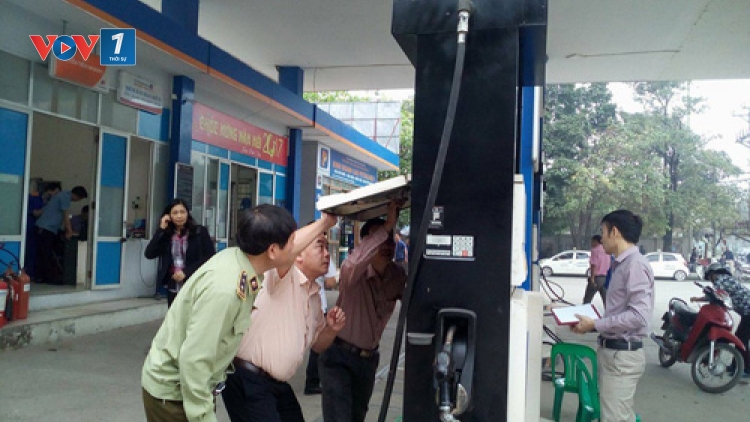 Dán tem cây xăng góp phần giảm gian lận thuế (12/4/2017)