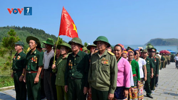 Người dân cả nước về viếng mộ Đại tướng Võ Nguyên Giáp trong ngày kỷ niệm chiến thắng lịch sử Điện Biên Phủ (Thời sự đêm 7/5/2017)