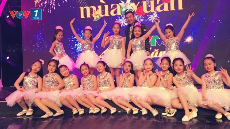 Người say mê truyền cảm hứng nghệ thuật múa dân gian, dân tộc cho trẻ thơ (22/5/2017)
