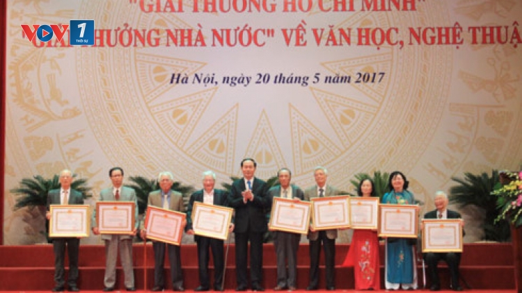 Chủ tịch nước Trần Đại Quang dự Lễ trao tặng Giải thưởng Hồ Chí Minh, Giải thưởng Nhà nước về văn học, nghệ thuật đợt 5 (Thời sự trưa 20/5/2017)