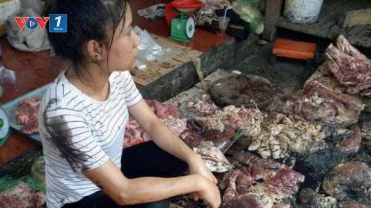 Uỷ ban nhân dân thành phố Hải Phòng họp báo công bố thông tin chính thức về vụ việc cản trở, hất chất bẩn vào quầy kinh doanh thịt lợn tại chợ Lương Văn Can, quận Ngô Quyền (Thời sự trưa 13/5/2017)