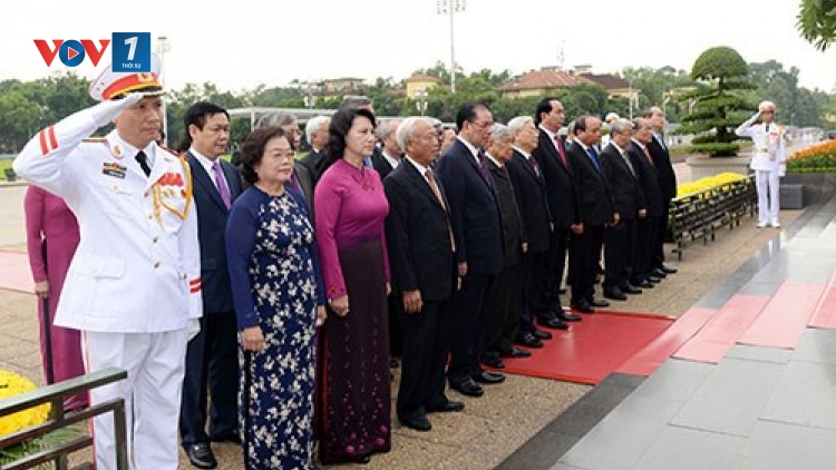 Lãnh đạo Đảng Nhà nước vào lăng viếng Chủ tịch Hồ Chí Minh nhân kỷ niệm 127 năm ngày sinh của Người  (Thời sự trưa 18/5/2017)