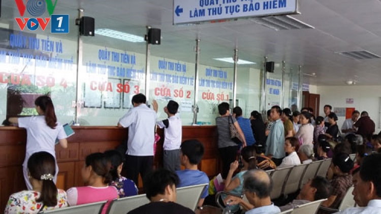 Gần 20 triệu người chưa tham gia bảo hiểm y tế có nguy cơ bị nghèo hóa sau khi gần 2 nghìn dịch vụ y tế sẽ tăng giá từ ngày 1/6 tới (Thời sự đêm 22/5/2017)