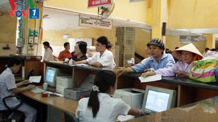 Từ hôm nay, khoảng 50 bệnh viện trên cả nước bắt đầu tăng giá viện phí với người chưa có thẻ bảo hiểm y tế với mức tăng từ 20 đến 50%; một số dịch vụ tăng gấp 3 lần (Thời sự trưa 1/6/2017)