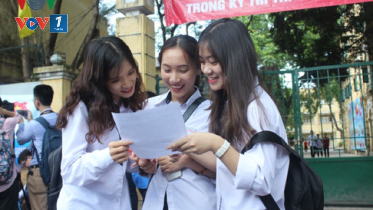 Các thí sinh dự kỳ thi Trung học Quốc gia kết thúc môn thi đầu tiên. Đề thi môn Ngữ văn sáng nay được đánh giá vừa sức và bám sát thực tiễn (Thời sự trưa 22/6/2017)