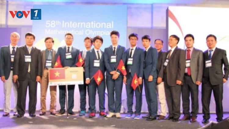 Các thí sinh Việt Nam dự kỳ thi Olympic Toán Quốc tế tại Brazil đều giành giải với 4 huy chương vàng, 1 huy chương bạc và 1 huy chương đồng (Thời sự trưa 22/7/2017)