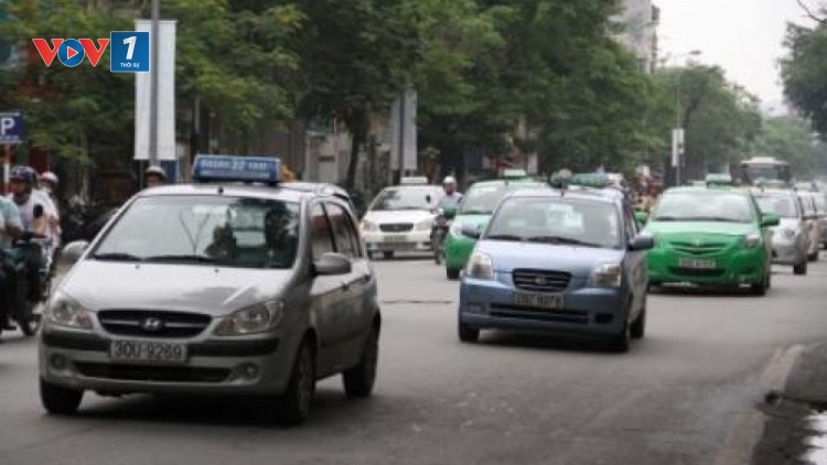Bộ Tài chính khẳng định, taxi truyền thống không chịu nhiều loại thuế, phí cao hơn các hãng taxi công nghệ (Thời sự trưa 15/7/2017)