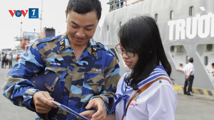 Đoàn Thị Ngọc, cô sinh viên trường Đại học Mỹ thuật Công nghiệp, “Nhà thơ” của những người lính đảo. (18/7/2017)