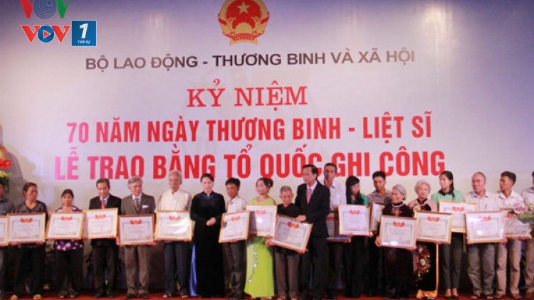 Vẫn còn hàng vạn gia đình là thân nhân liệt sĩ, thương binh, bệnh binh đang mòn mỏi chờ đợi chế độ chính sách ưu tiên của Nhà nước nhưng lại phát sinh nhiều đường dây làm giả hồ sơ, giấy tờ để trục lợi chính sách này (Thời sự trưa 23/7/2017)