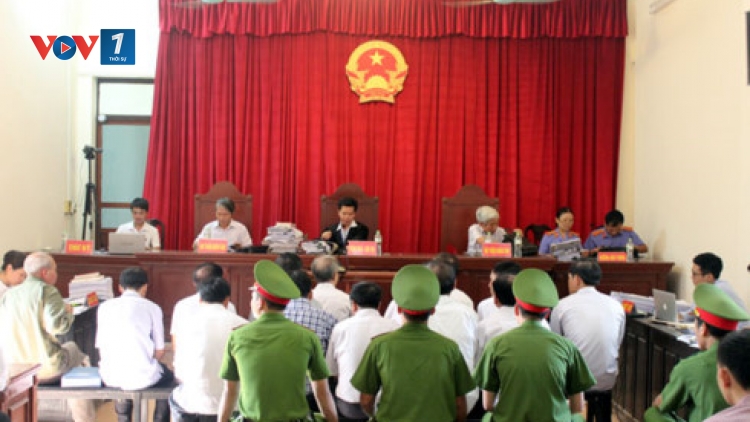 Ngày thứ hai xét xử vụ vi phạm quản lý đất đai ở Đồng Tâm, Mỹ Đức, Hà Nội, Viện Kiểm sát đề nghị giữ nguyên hiện trạng những mảnh đất người dân đã sử dụng lâu dài và kiên quyết thu hồi những khu đất vi phạm quy hoạch (Thời sự trưa 9/8/2017)