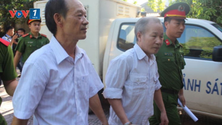 Tòa án nhân dân huyện Mỹ Đức, thành phố Hà Nội mở phiên tòa hình sự sơ thẩm xét xử 14 cựu lãnh đạo xã Đồng Tâm và cán bộ huyện Mỹ Đức vi phạm pháp luật về quản lý đất đai xảy ra tại xã Đồng Tâm (Thời sự trưa 8/8/2017)