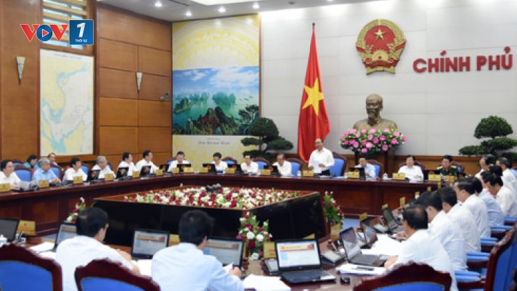 Họp Chính phủ thường kỳ tháng 7, Thủ tướng Nguyễn Xuân Phúc yêu cầu nhận diện đúng tình hình từng ngành, từng lĩnh vực, phấn đấu hoàn thành kế hoạch năm nay, đạt mục tiêu tăng trưởng 6,7% (Thời sự trưa 3/8/2017)