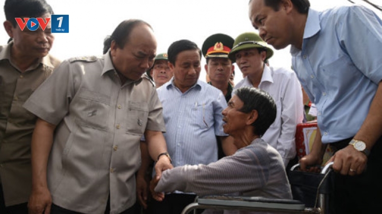 Sáng nay, Thủ tướng Nguyễn Xuân Phúc đã trực tiếp đến huyện Kỳ Anh, tỉnh Hà Tĩnh, một trong những địa phương thiệt hại nặng nhất trong bão số 10 và làm việc với lãnh đạo tỉnh Hà Tĩnh để chỉ đạo khắc phục hậu quả (Thời sự trưa 16/9/2017)