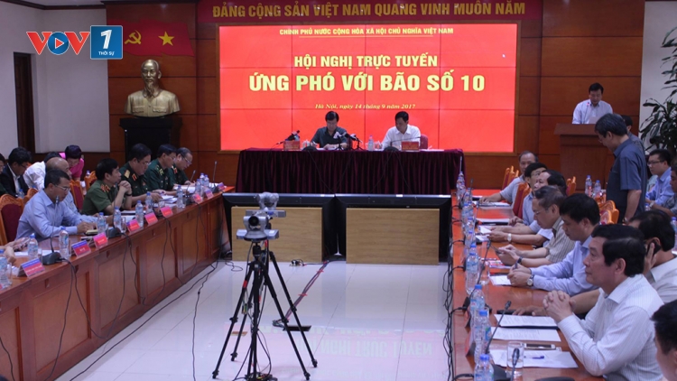 Bão “siêu mạnh” số 10 đang tiếp tục mạnh thêm. Dự báo sáng mai, vị trí tâm bão trên vùng biển các tỉnh từ Nghệ An đến Quảng Trị. (Thời sự trưa 14/9/2017)