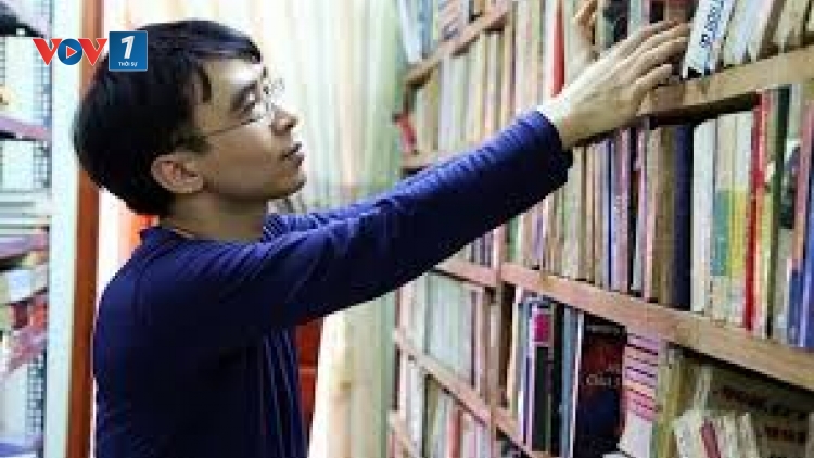 Lê Văn Hợp, chủ thư viện “Sách cũ Hà Thành”, người lưu giữ ký ức và lan tỏa tình yêu sách đến mọi người. (27/9/2017)