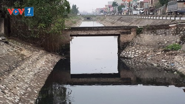 Ô nhiễm nước sông Nhuệ Hà Nam-Ruộng bị khô cằn, người dân ăn ngủ cũng phải bịt khẩu trang (18/01/2018)