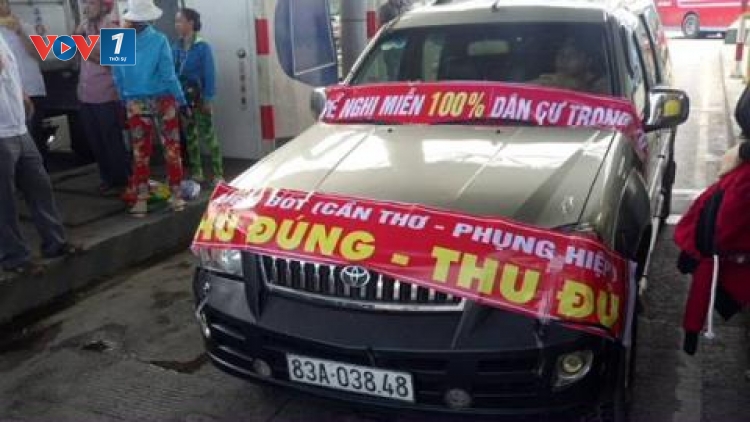 Tại trạm thu phí BOT Cần Thơ - Phụng Hiệp, tài xế và người dân vẫn tiếp tục phản đối dù trạm này đã giảm phí cho các phương tiện. (Thời sự trưa 06/01/2018)