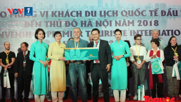 Thành phố Hà Nội, Hồ Chí Minh và nhiều địa điểm du lịch nổi tiếng cả nước đón những vị khách quốc tế đầu tiên trong năm mới 2018 (Thời sự trưa 01/01/2018)