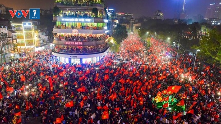 Vận nước đang lên dẫu thác ghềnh