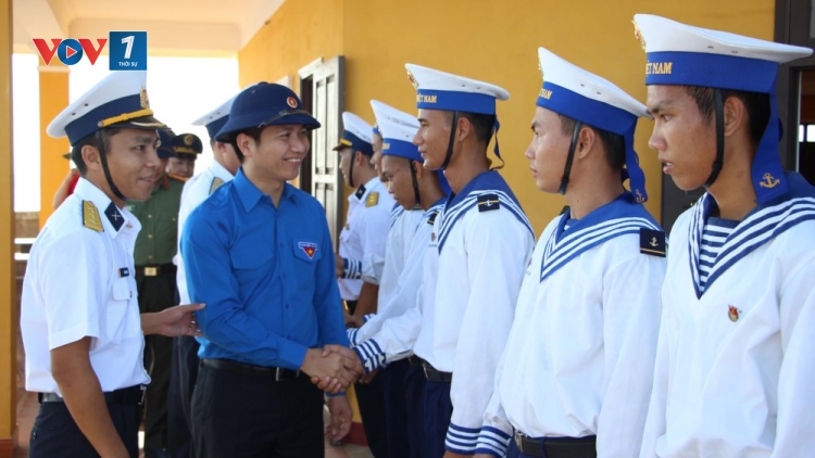 Tình cảm của những người lính hải quân thực hiện nhiệm vụ đưa những đoàn công tác đến với Trường Sa (14/4/2018)