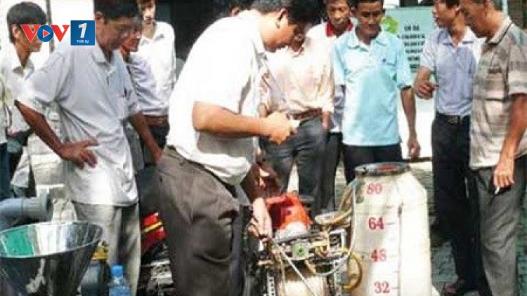 Nhà sáng chế không chuyên với chiếc máy phun thuốc trừ sâu điều khiển từ xa (17/8/2018)