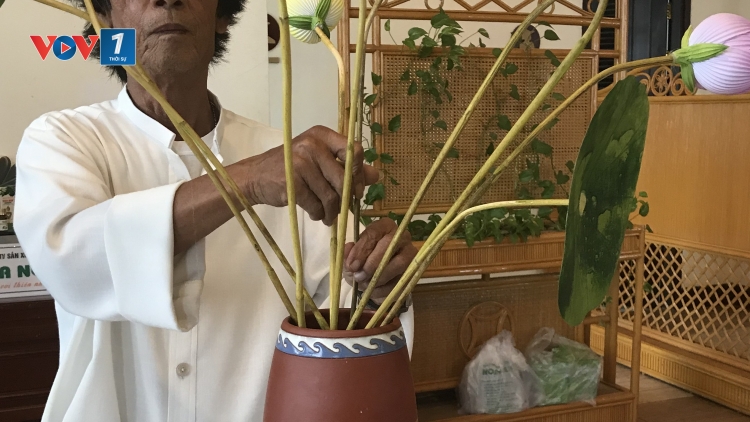 Nghệ nhân đầu tiên phục hồi hoa sen giấy Thanh Tiên (29/8/2018)