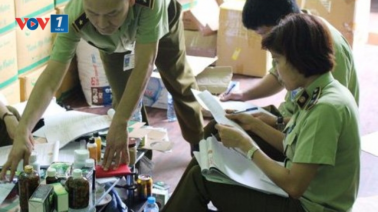 Thành phố Hồ Chí Minh tạm giữ lượng lớn hàng khô, dầu ăn không rõ nguồn gốc xuất xứ (18/1/2019)