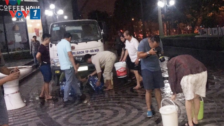 Người dân cần phải làm gì sau khuyến cáo của Hà Nội về không sử dụng nước sạch sông Đà nấu ăn, uống? (17/10/2019)