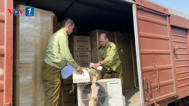 Quản lý thị trường Hà Nội: Phát hiện hàng trăm cục điều hòa, tủ lạnh trên toa tàu hoả có dấu hiệu nhập lậu (5/12/2019)