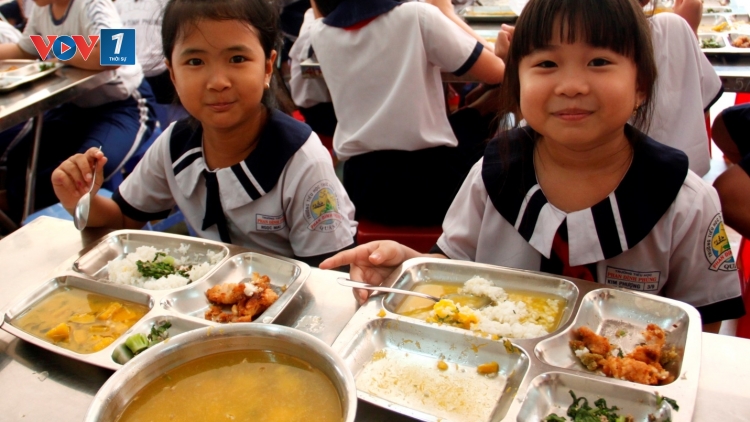 Để bữa ăn học đường an toàn: Cần tăng quyền giám sát của phụ huynh (21/3/2019)