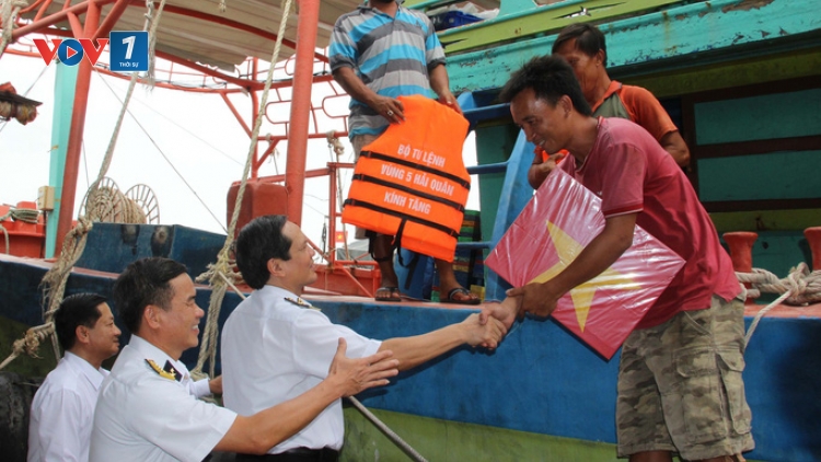 Hải quân Việt Nam làm điểm tựa cho ngư dân vươn khơi bám biển (19/8/2019)