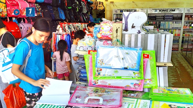 Thị trường sách tham khảo và đồ dùng học tập chuẩn bị cho năm học mới (27/8/2019)