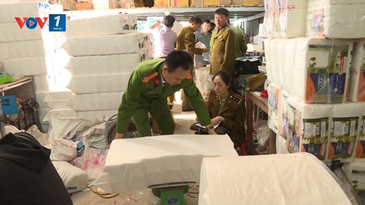 Bắc Ninh: Phát hiện xưởng sản xuất giấy ăn nghi giả nhãn hiệu (7/1/2020)
