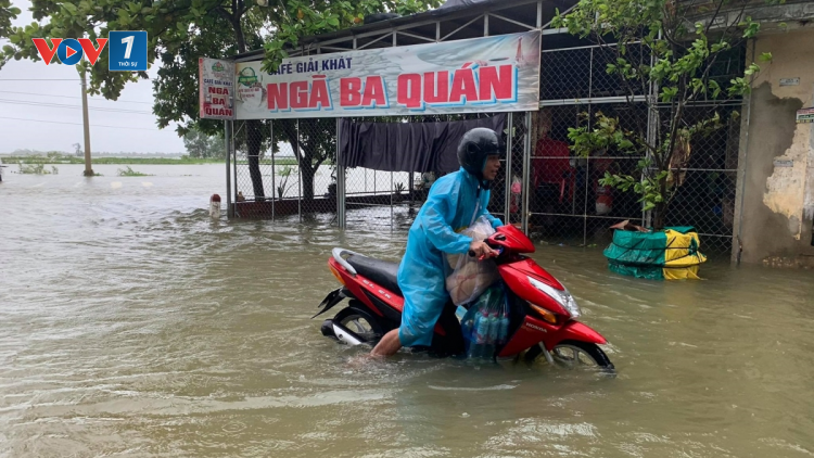Miền Trung vừa ứng phó bão số 6 vừa vượt qua lũ lớn (11/10/2020)