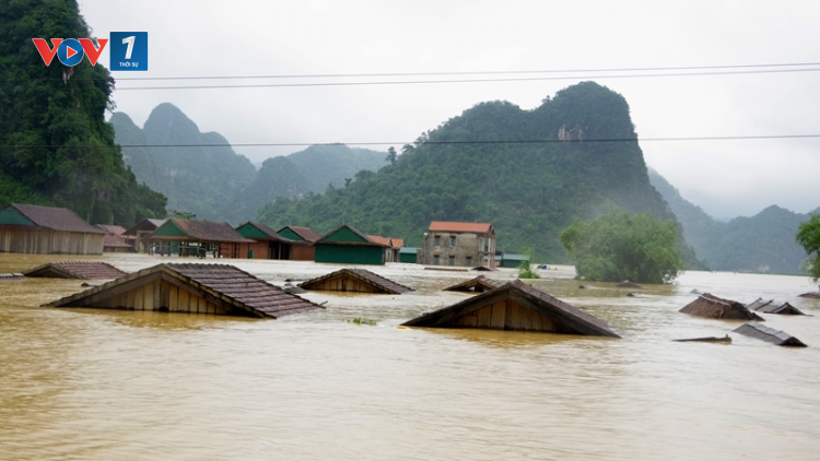 THỜI SỰ 18H CHIỀU 12/10/2020: Ít nhất 18 người thiệt mạng trong mưa lũ tại miền Trung. Nguy cơ lũ chồng lũ đang hiện hữu khi áp thấp nhiệt đới trên biển Đông đã mạnh lên thành bão số 7.