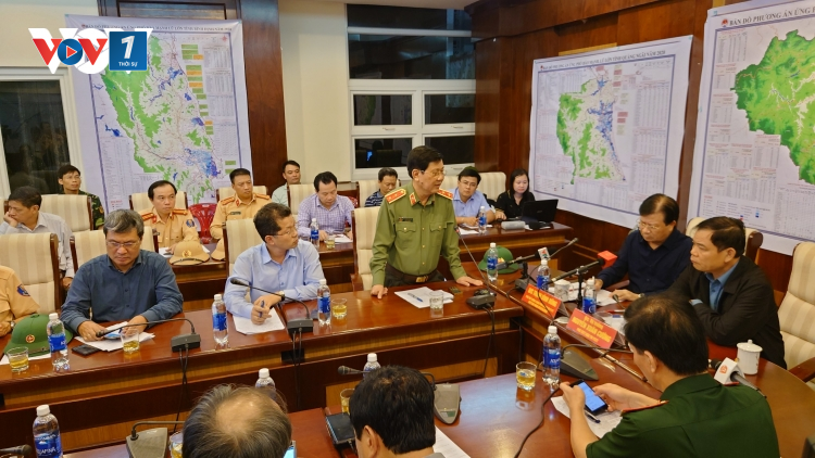 Phó Thủ tướng Trịnh Đình Dũng: Tranh thủ từng giờ sơ tán dân, tìm kiếm 2 tàu mất tích (28/10/2020)