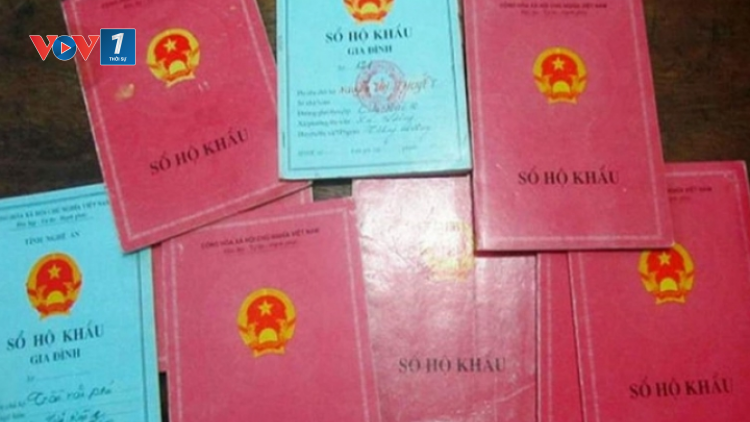 THỜI SỰ 18H CHIỀU 13/11/2020: QH thông qua Luật Cư trú (sửa đổi). Luật có hiêu lực thi hành từ ngày 1/7 năm tới. Như vậy, sổ hộ khẩu, sổ tạm trú giấy có giá trị đến hết năm 2022, sau đó người dân sẽ chuyển sang sử dụng mã số định danh cá nhân để chứng minh nơi cư trú.