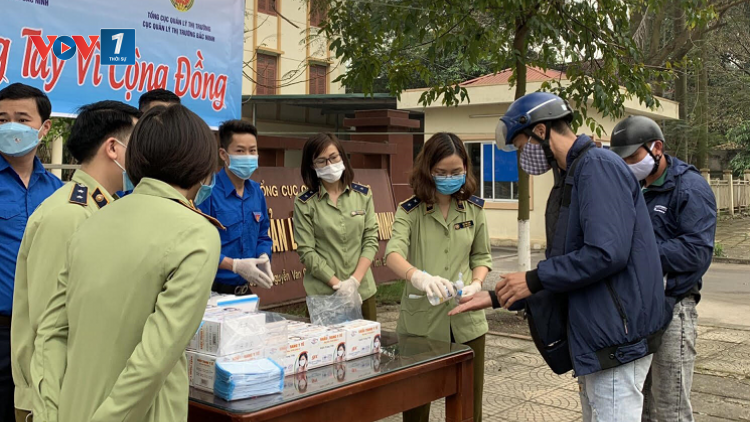 Bắc Ninh: Đoàn thanh niên phát miễn phí 5.000 chiếc khẩu trang y tế cho người dân. (19/3/2020)