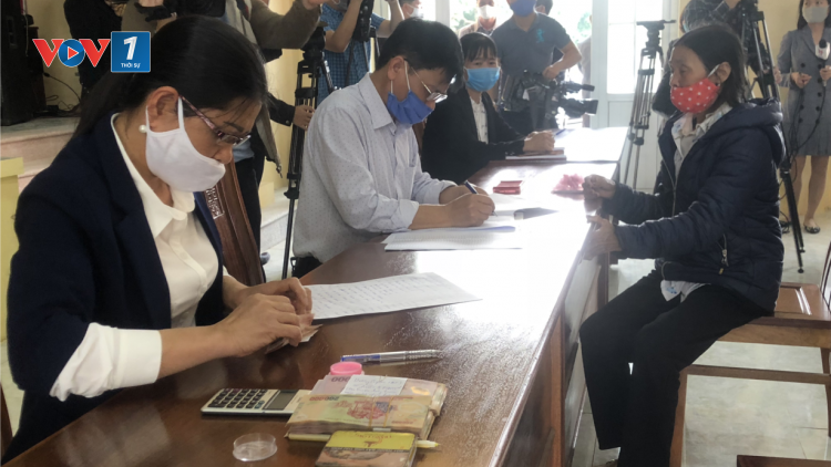 THỜI SỰ 18H CHIỀU 29/4/2020: Nhiều địa phương bắt đầu triển khai chi tiền hỗ trợ người dân gặp khó khăn trong đại dịch Covid-19, theo Nghị quyết 42 của Chính Phủ