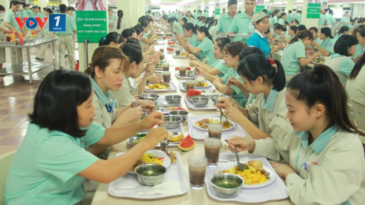 Tăng cường chất lượng những bữa ăn ca cho công nhân (28/5/2020)