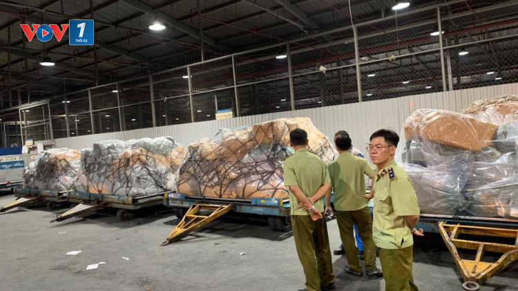 Quản lý thị trường kiểm tra, bắt giữ lượng lớn hàng hóa vận chuyển qua đường hàng không, nhưng khó xử lý (19/6/2020)