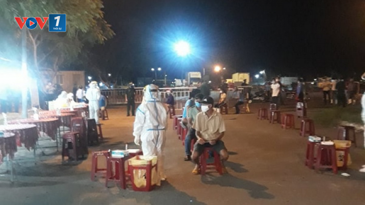 Đà Nẵng: Thức xuyên đêm lấy mẫu xét nghiệm Covid-19 cho ngư dân và tiểu thương cảng cá (16/8/2020)