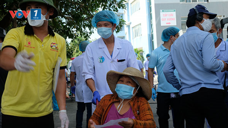 Ngày đầu dỡ bỏ phong tỏa tại các khu dân cư gần 3 bệnh viện lớn ở Đà Nẵng (11/8/2020)