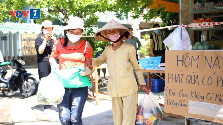 Quầy hàng 0 đồng giúp người nghèo giữa đại dịch Covid-19 ở Đà Nẵng (17/8/2020)