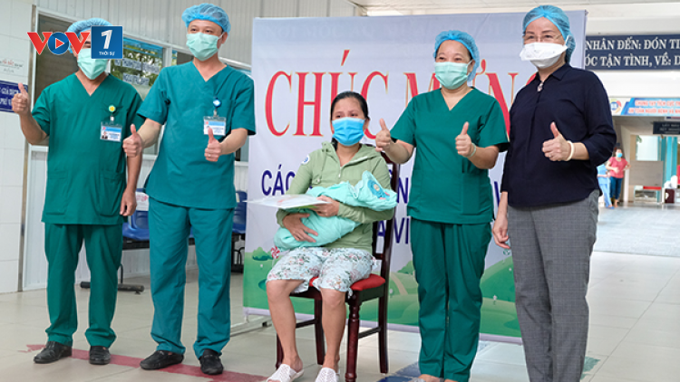 Đà Nẵng: Mẹ con sản phụ mắc Covid- 19 sinh mổ được xuất viện (22/8/2020)