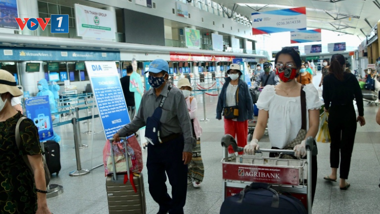 Hơn 200 du khách rời Đà Nẵng về Hà Nội (12/8/2020)