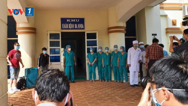 Quảng Ngãi: Hai bệnh nhân mắc Covid-19 đầu tiên xuất viện (12/8/2020)
